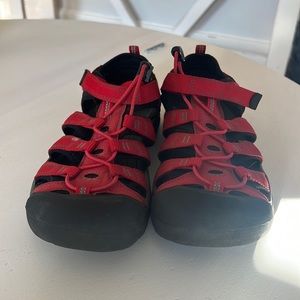 Boys Keen Red Sandals Size 7 (Big Kid)
